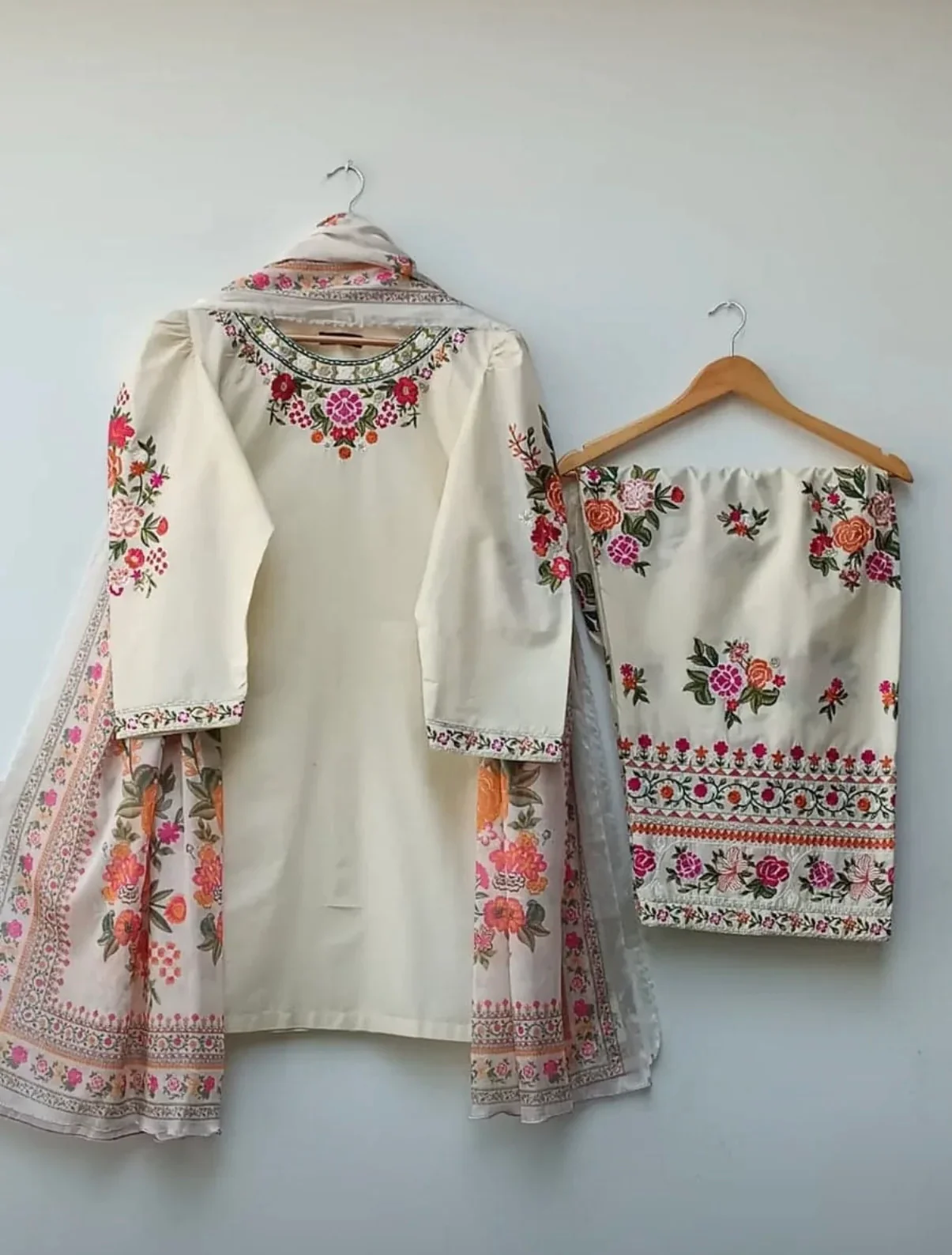 Maysuri 3pcs lawn duppata - Image 3